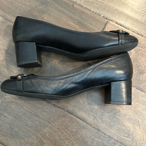Tory Burch Logo Pumps - Picture 4 of 6